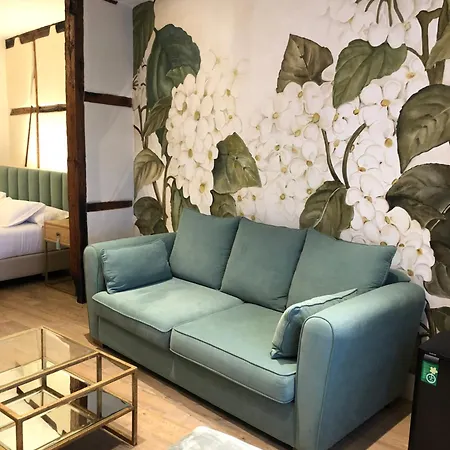Boutique Adolfo